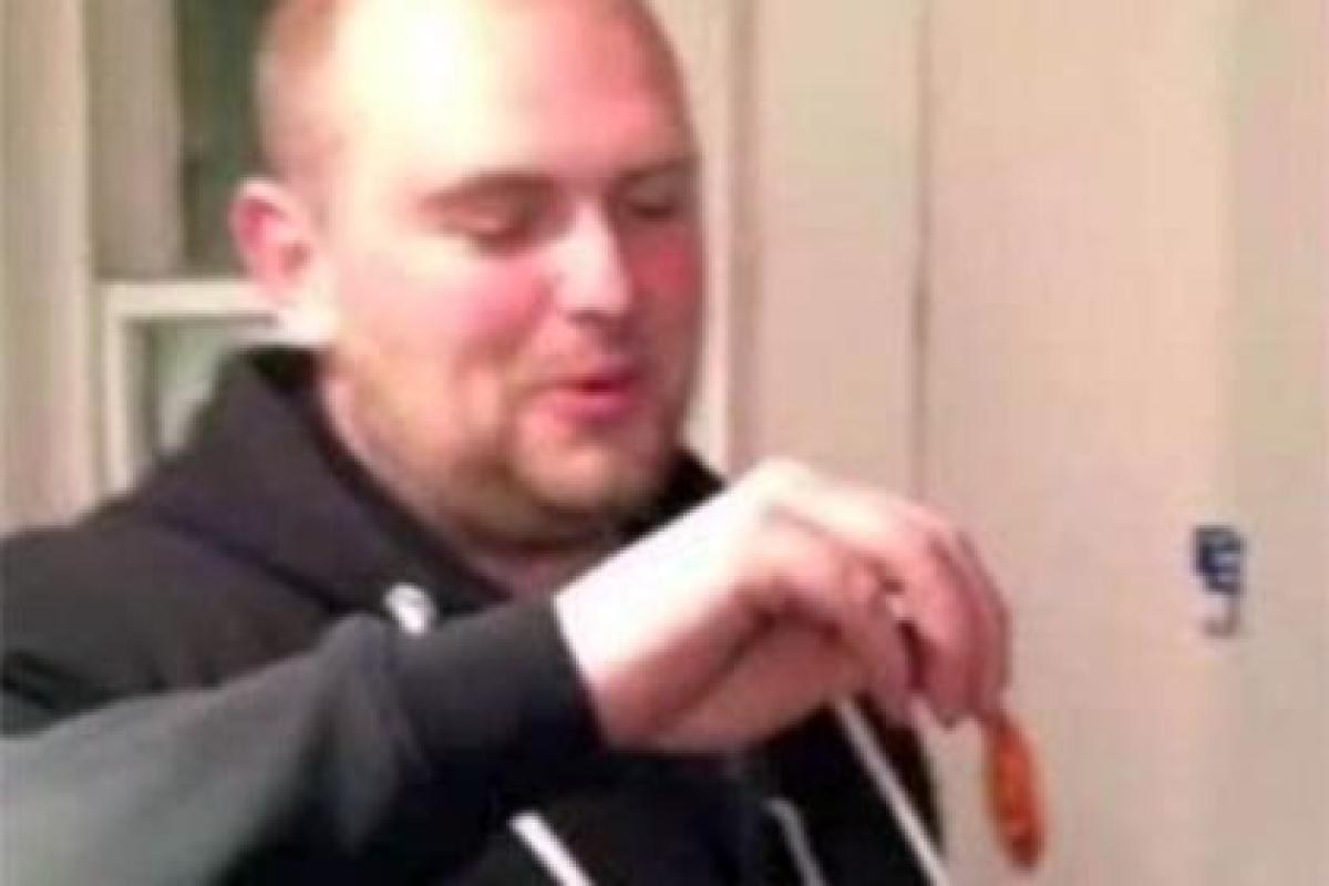 Британец сядет в тюрьму за то, что проглотил золотую рыбку Британец сядет в тюрьму за то, что проглотил золотую рыбку