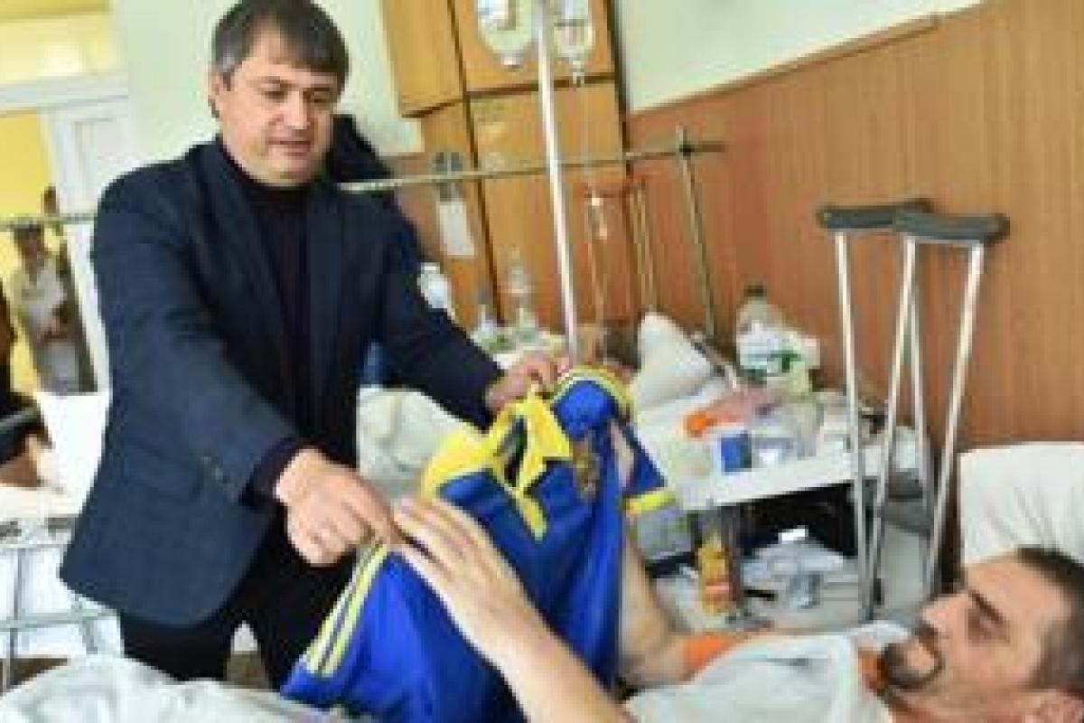 Представитель ФФУ поздравил раненых бойцов ВСУ