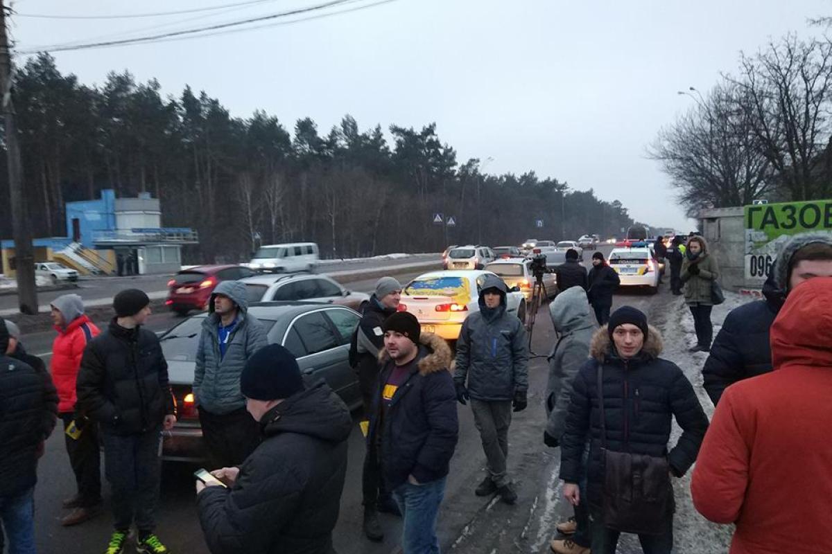 Автомобилисты блокируют въезды в Киев: палят шины и обещают идти под Кабмин Автомобилисты блокируют въезды в Киев: палят шины и обещают идти под Кабмин