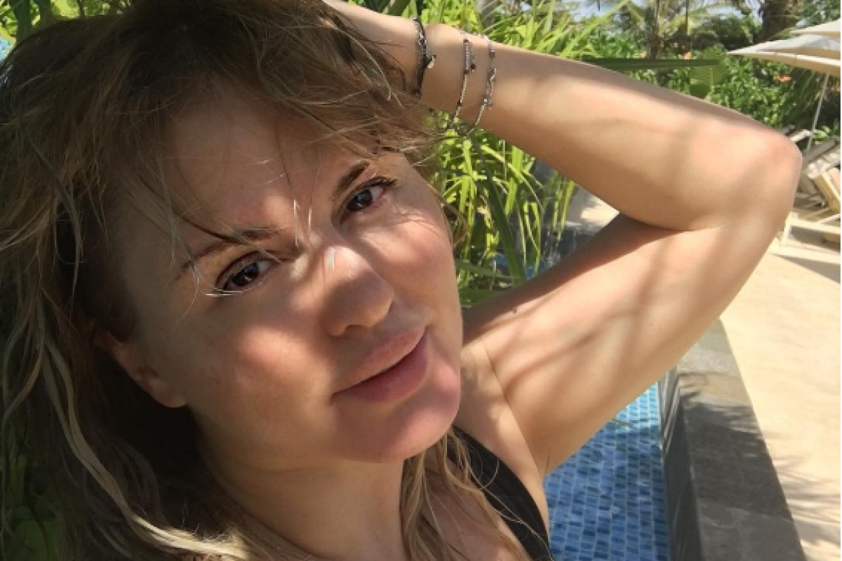 Поклонники не узнали опухшую Анну Семенович без макияжа