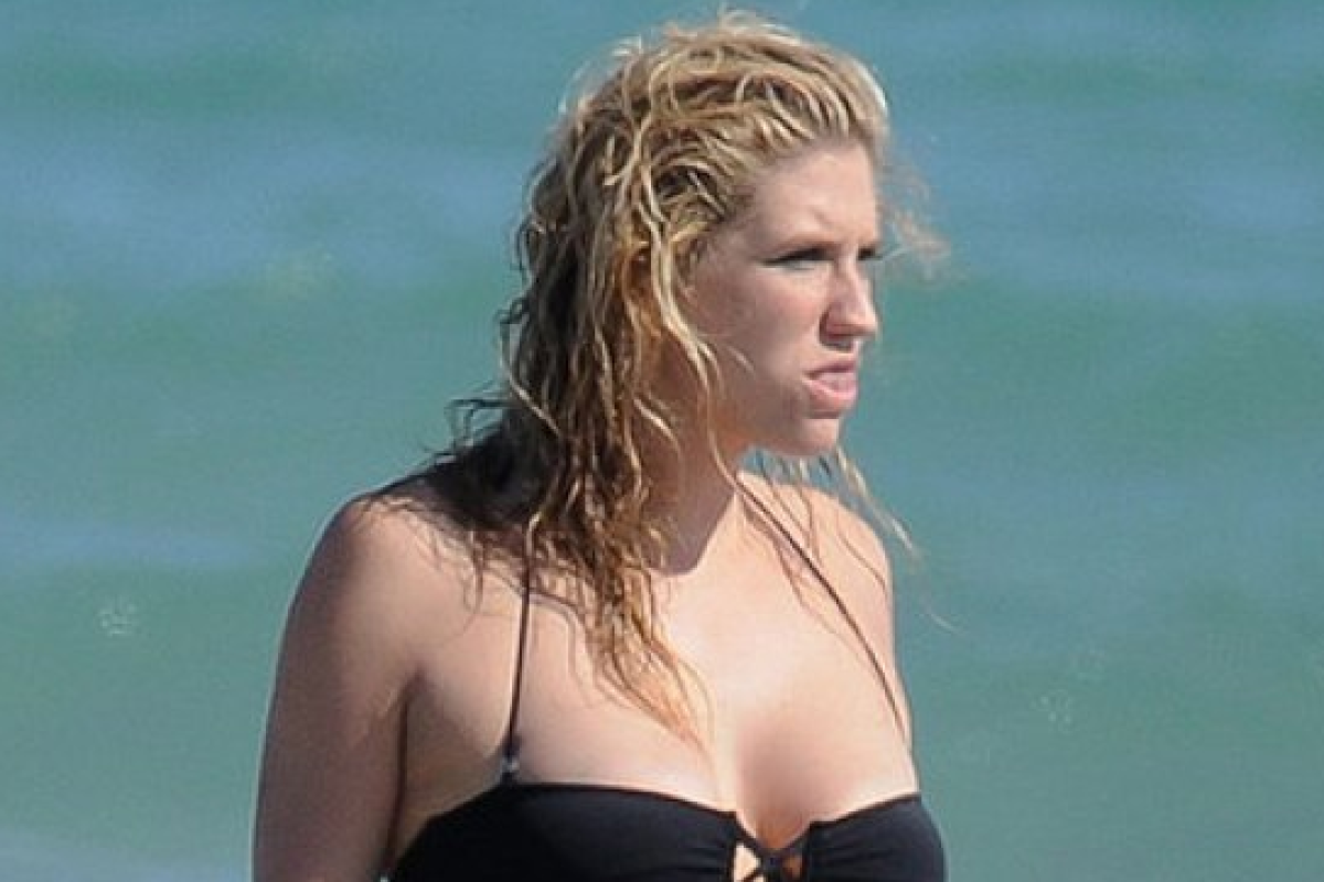 Звезды в купальниках, которые лучше бы не стоило надевать: 10 неудачных фото