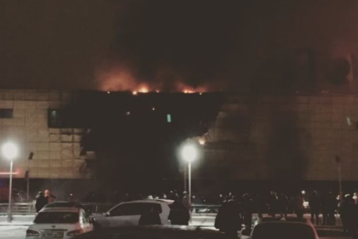В московском торговом центре начался масштабный пожар В московском торговом центре начался масштабный пожар