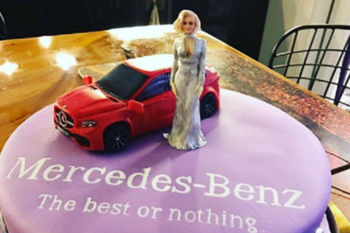 Полина Гагарина похвасталась подарком от Mercedes-Benz