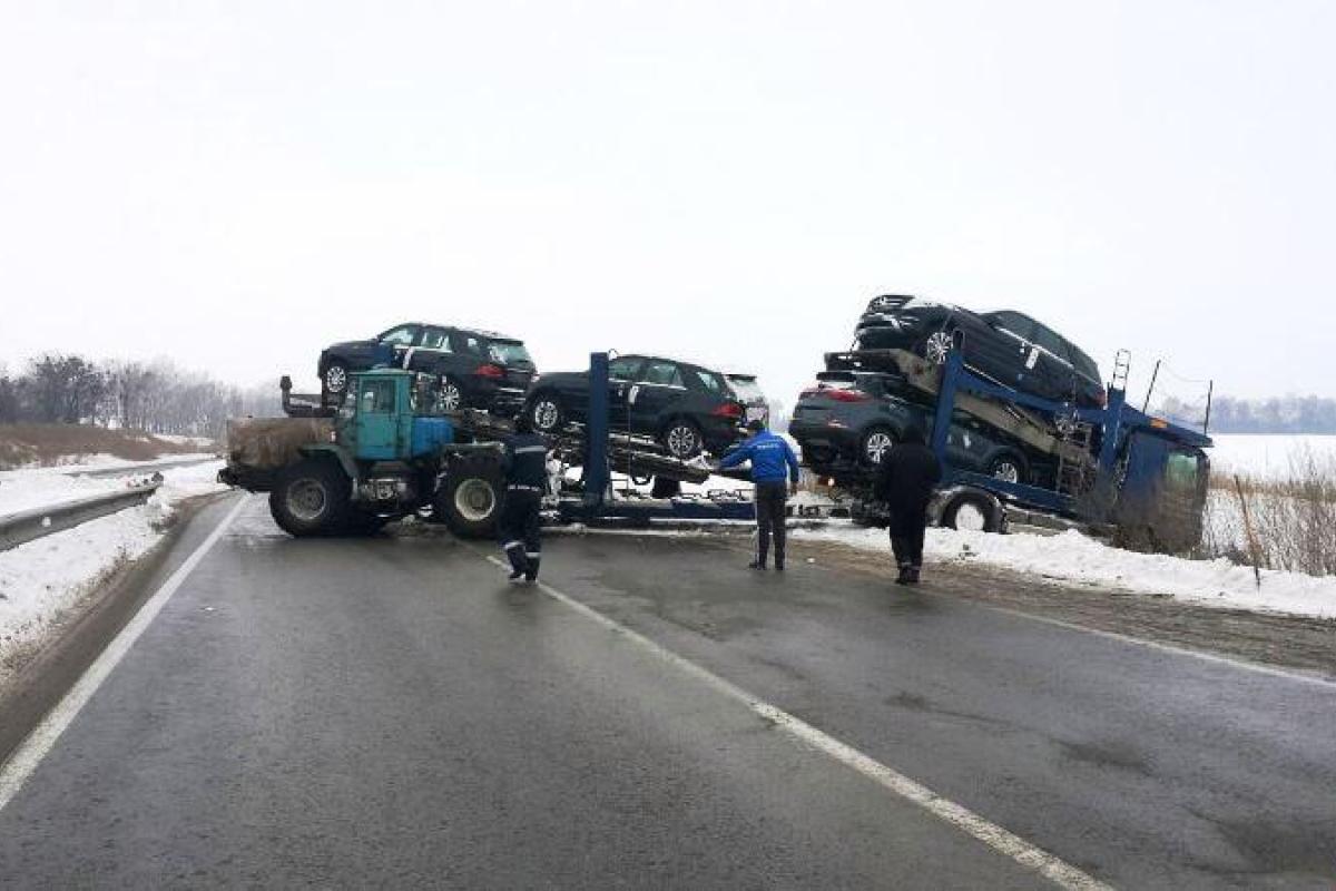 На Полтавщине водитель автовоза попал в кювет На Полтавщине водитель автовоза попал в кювет