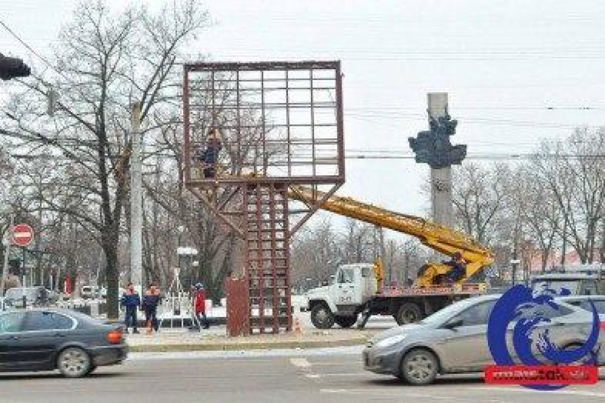 В центре Луганска разобрали светодиодный экран В центре Луганска разобрали светодиодный экран