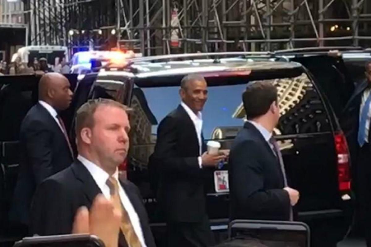 Обаму заметили на улицах Нью-Йорка: его встретили, как рок-звезду