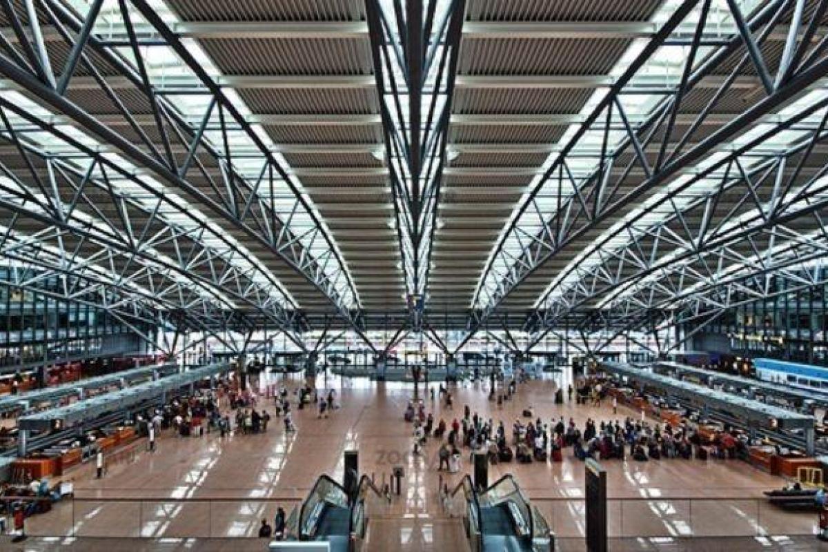 В аэропорту Гамбурга произошел шокирующий инцидент: людей эвакуировали из-за массового отравления