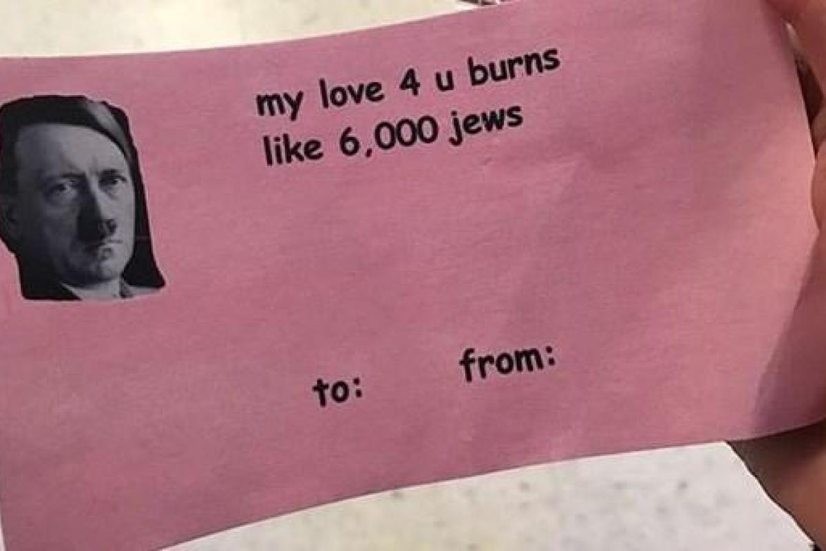 В американском колледже разгорелся скандал из-за валентинки с Гитлером В американском колледже разгорелся скандал из-за валентинки с Гитлером