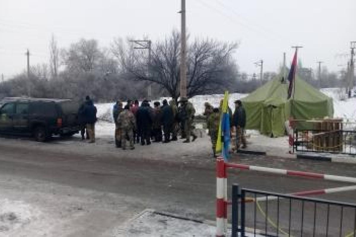 Штаб блокады: В Кривом Торце вооруженные "титушки" штурмуют редут, есть раненые Штаб блокады: В Кривом Торце вооруженные "титушки" штурмуют редут, есть раненые