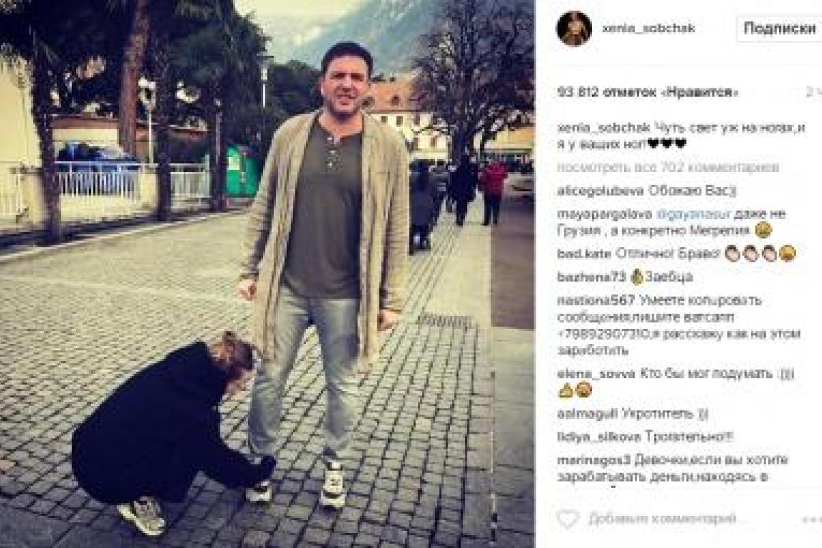 Собчак удивила фанатов новым снимком: зачем Ксения опустилась перед мужем на колени