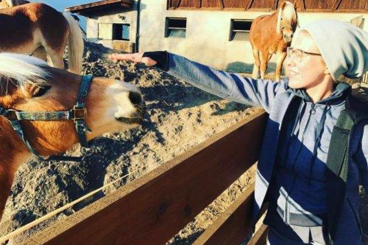 Светская львица Ксения Собчак стала селянкой и подружилась с лошадьми