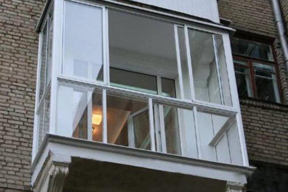 В России голая женщина-инвалид выпала с пятого этажа 