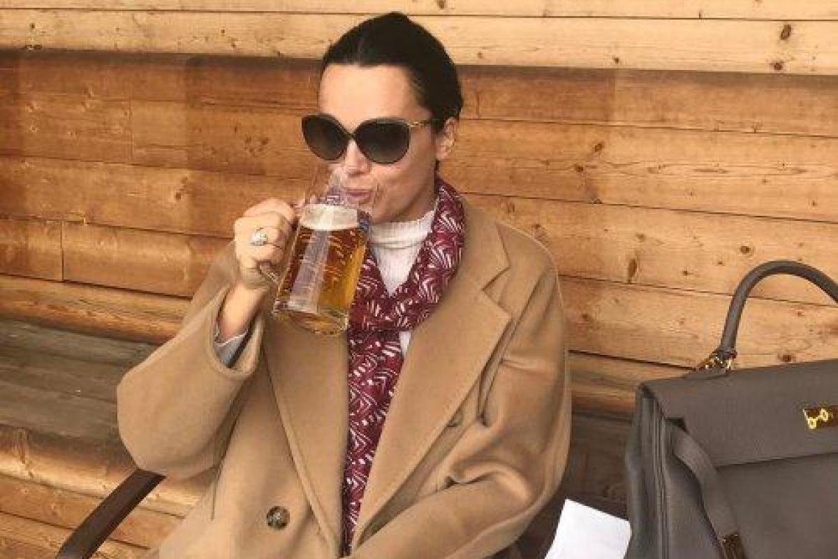 Певица Слава начинает утро с алкоголя