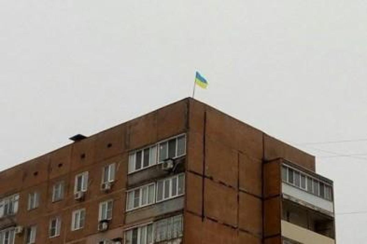 В оккупированном Донецке над многоэтажкой вывесили украинский флаг: появились фото В оккупированном Донецке над многоэтажкой вывесили украинский флаг: появились фото