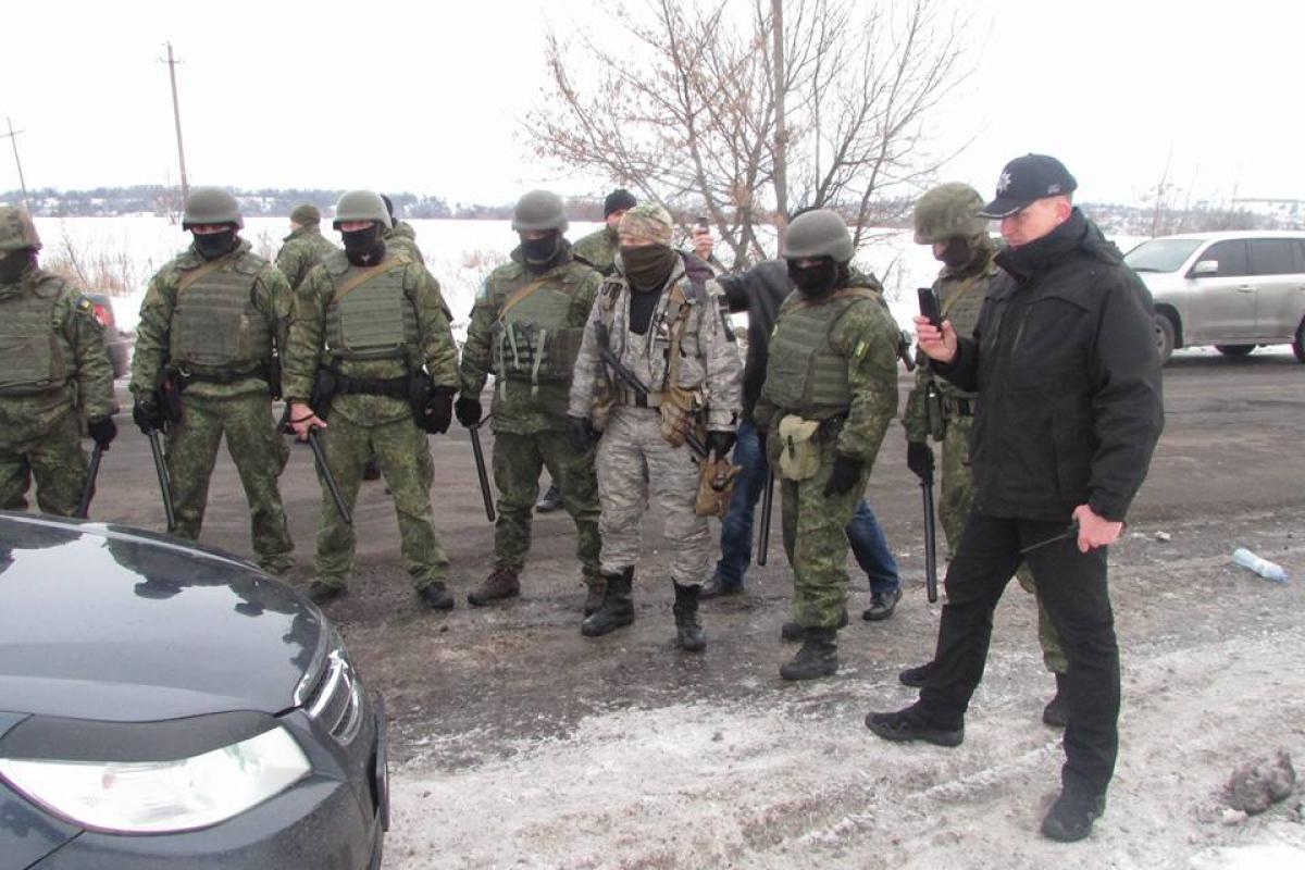 Нападение на редут в Донбассе: идет серьезный бой, ранены уже два человека Нападение на редут в Донбассе: идет серьезный бой, ранены уже два человека