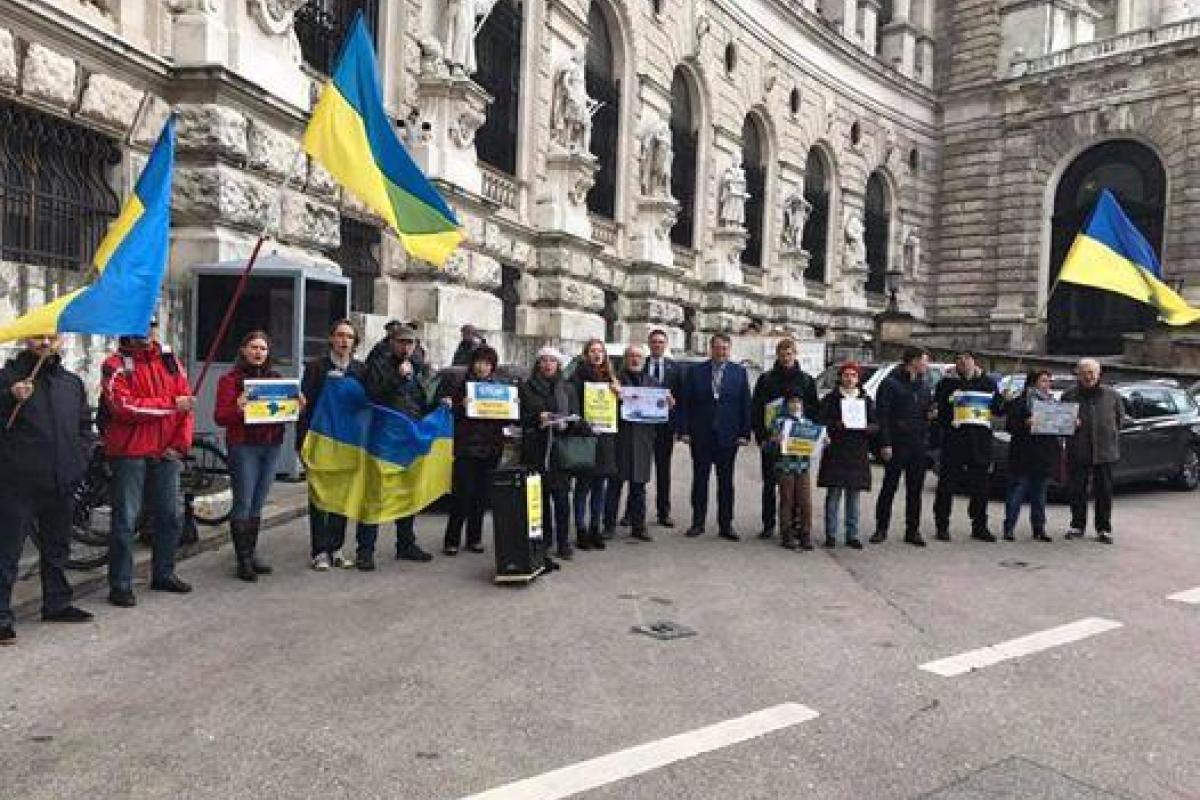 Крым - это Украина: украинцы, проживающие в Австрии, вышли на пикет 