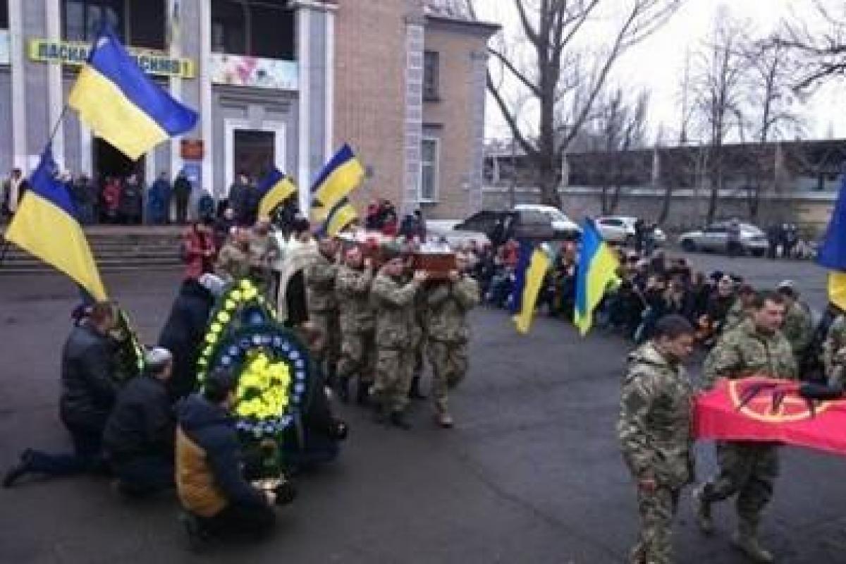 Славянск на коленях прощается с погибшим в АТО защитником Украины Романом Напрягло