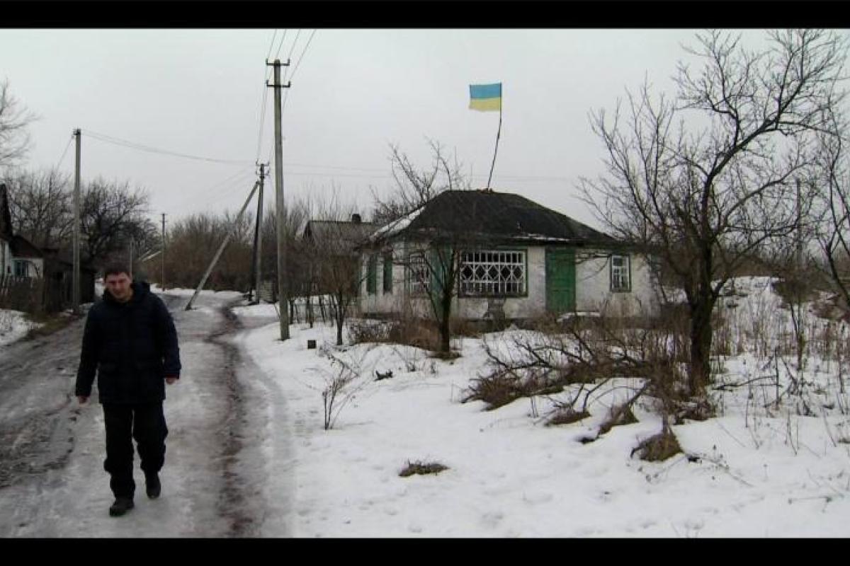 Жители поселка в Луганской области вывесили украинский флаг под носом у боевиков Жители поселка в Луганской области вывесили украинский флаг под носом у боевиков