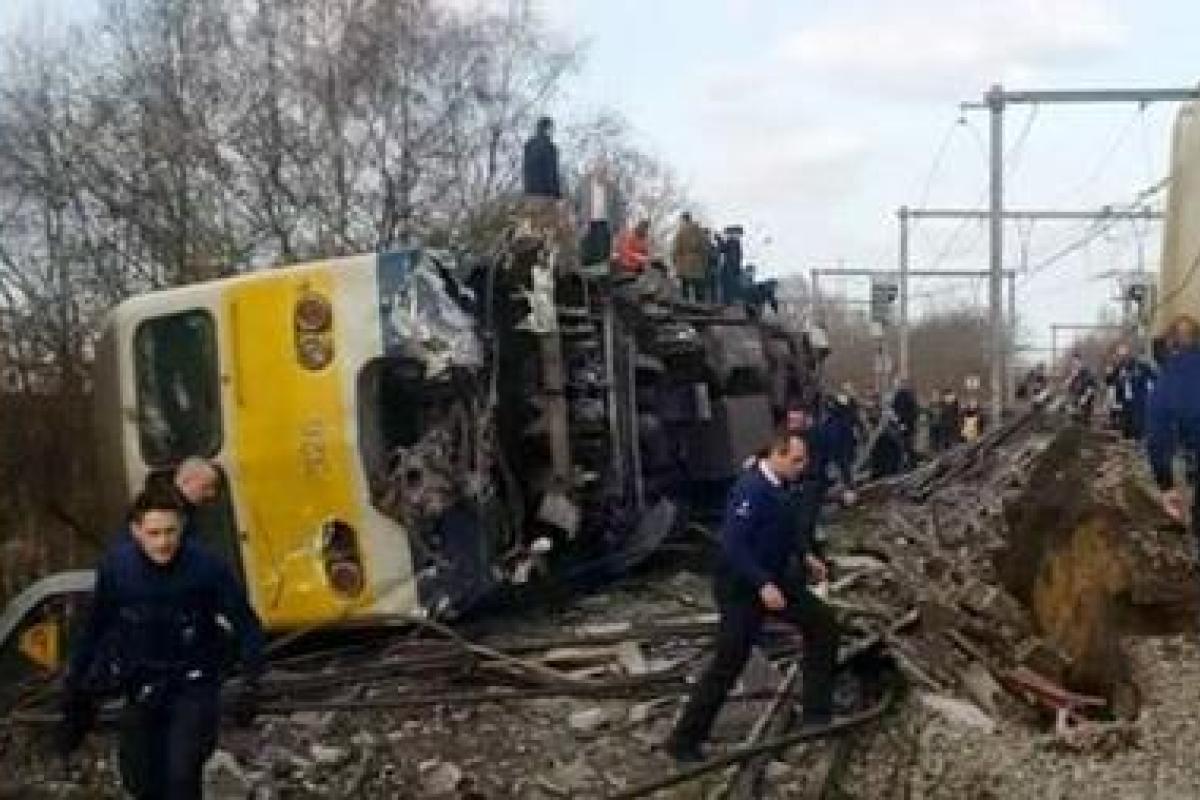 Жуткая авария в Бельгии: поезд сошел с рельсов и раздавил мужчину
