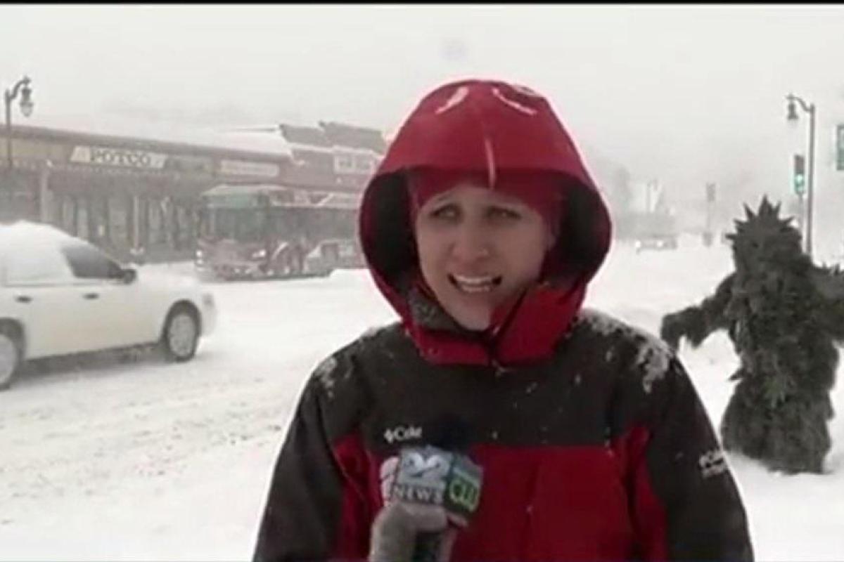 Во время репортажа о непогоде в США в кадре появился снежный человек