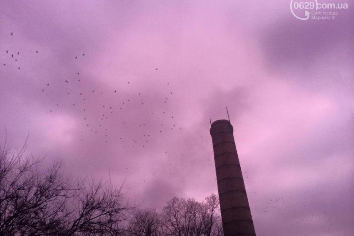 Небо над Мариуполем стало розовым: появились фото