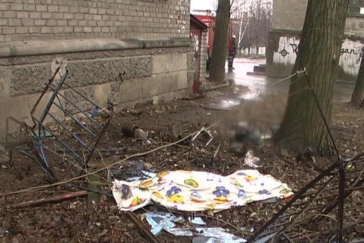В Луганске женщина упала вместе с балконом: медики констатировали смерть  В Луганске женщина упала вместе с балконом: медики констатировали смерть