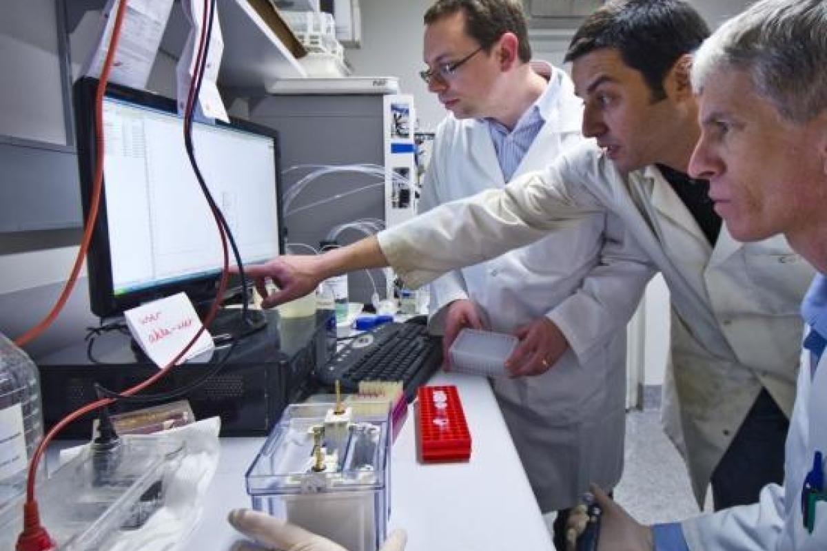 Ученые из Швейцарии испытали программу, с помощью которой можно "читать" мысли парализованных людей Ученые из Швейцарии испытали программу, с помощью которой можно "читать" мысли парализованных людей