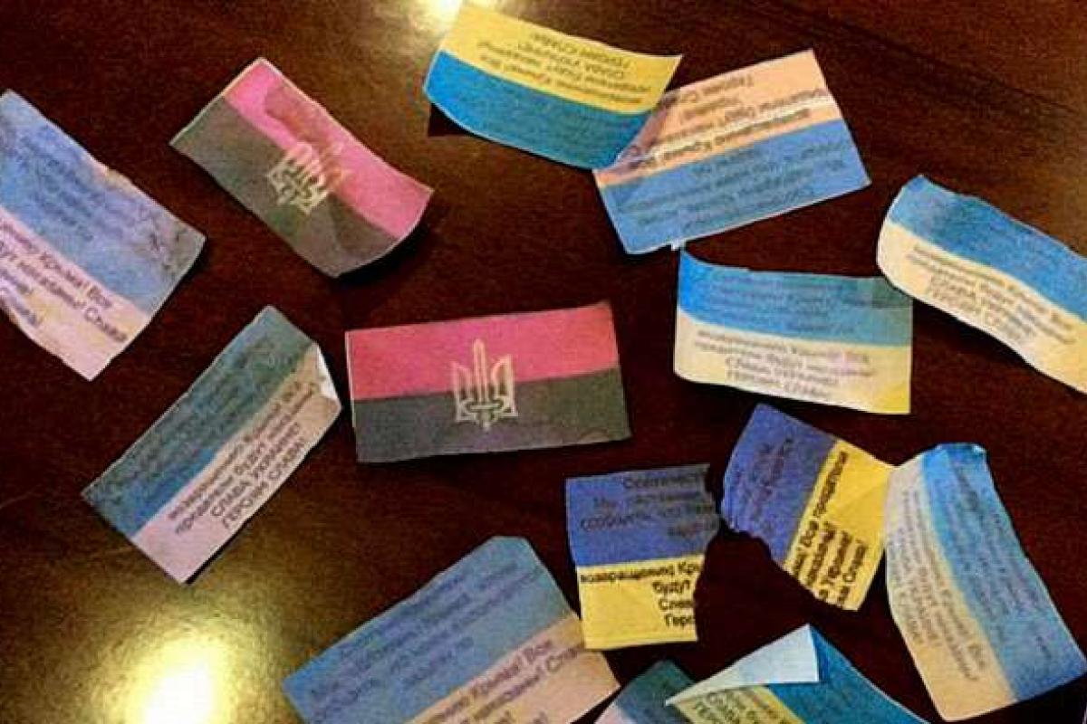 "Диверсия" в Крыму: партизаны разбросали листовки "Правого сектора" "Диверсия" в Крыму: партизаны разбросали листовки "Правого сектора"