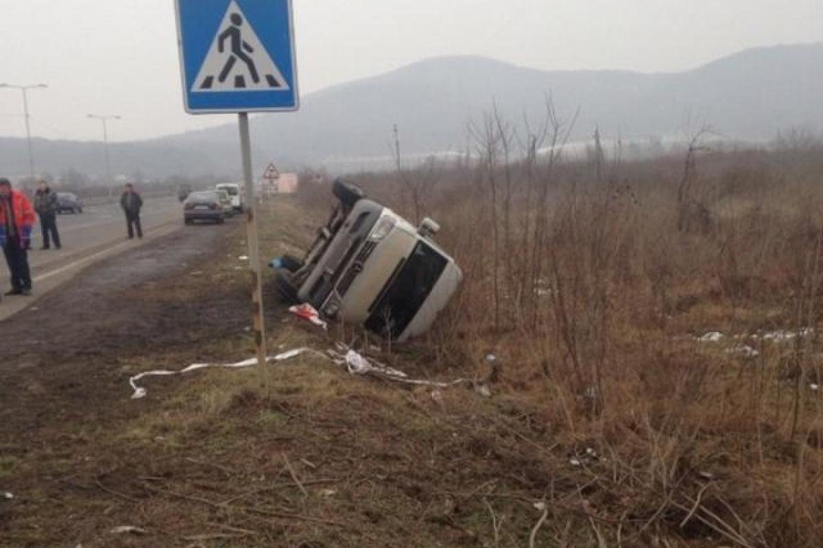 На трассе Киев - Чоп перевернулся автобус, есть пострадавшие На трассе Киев - Чоп перевернулся автобус, есть пострадавшие