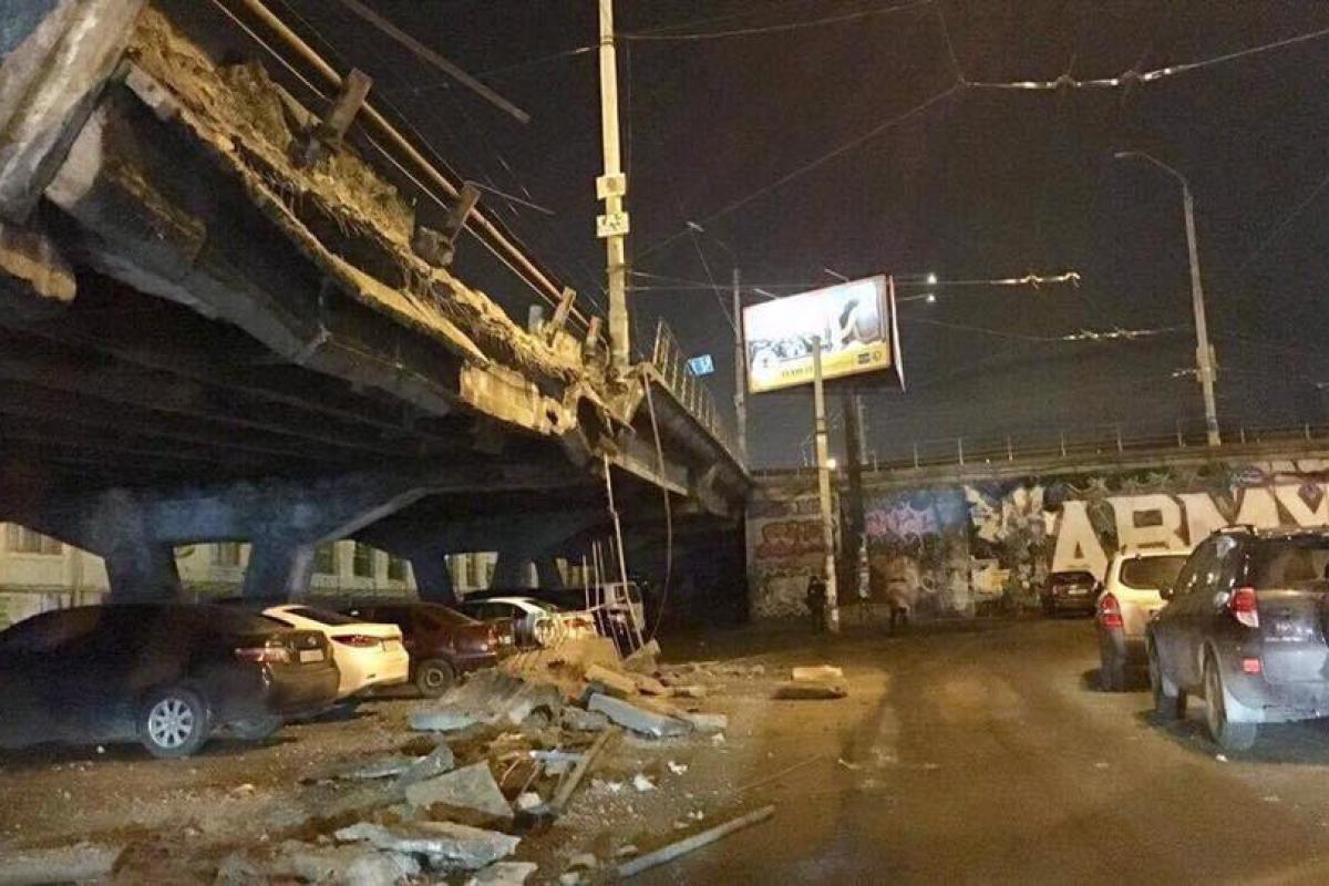 В результате обвала Шулявского моста Киев парализовали серьезные пробки В результате обвала Шулявского моста Киев парализовали серьезные пробки