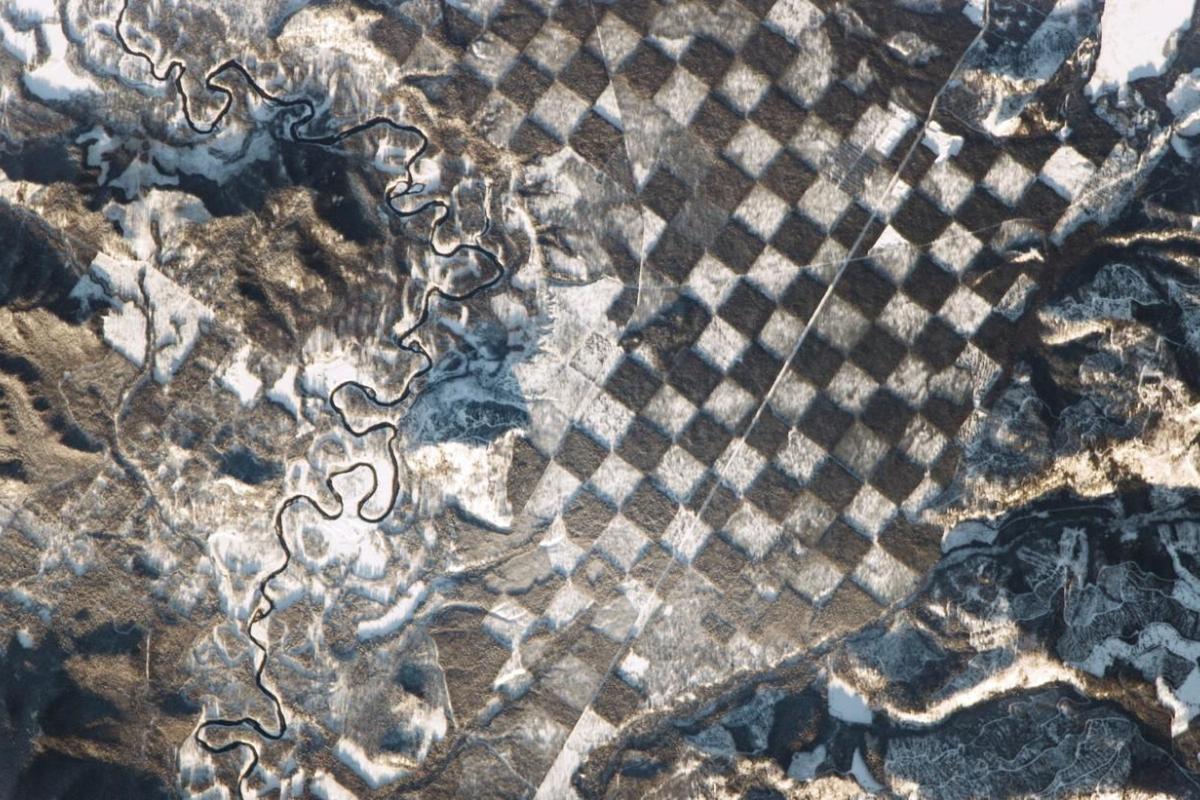 Астронавт МКС сфотографировал из космоса гигантскую "шахматную доску"