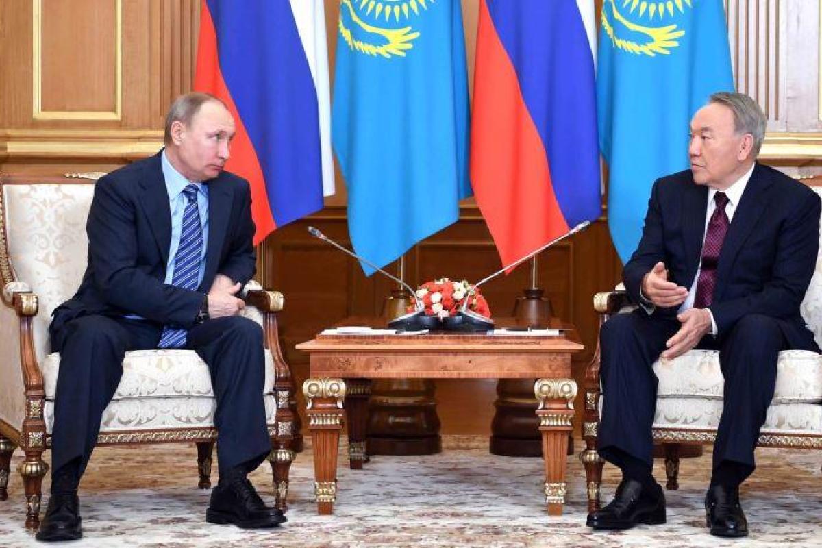 Соцсети смеются: Путин пришел на встречу с Назарбаевым в туфлях Медведева