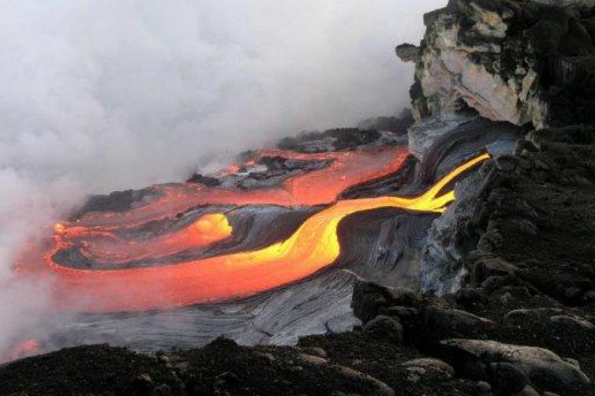 Океан закипел от извержения вулкана: в сети появилось впечатляющее видео