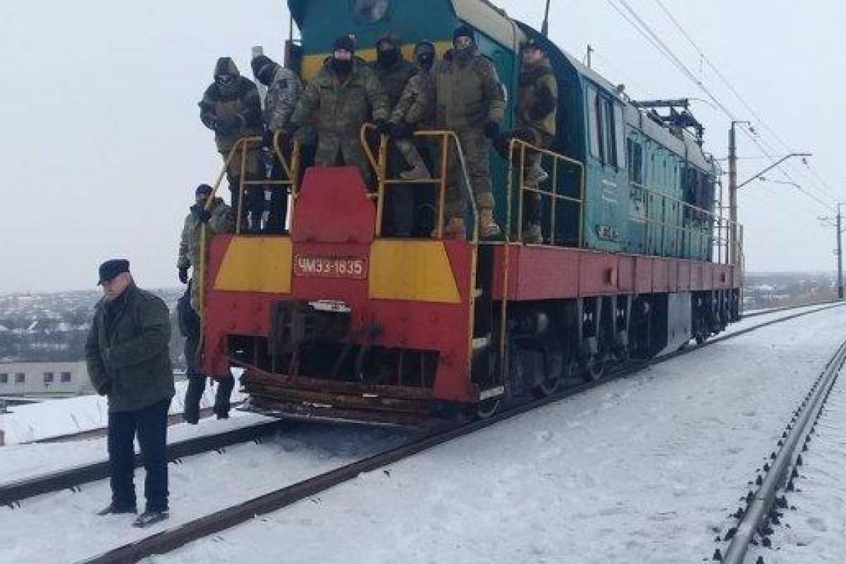 Активисты заблокировали железную дорогу под Бахмутом