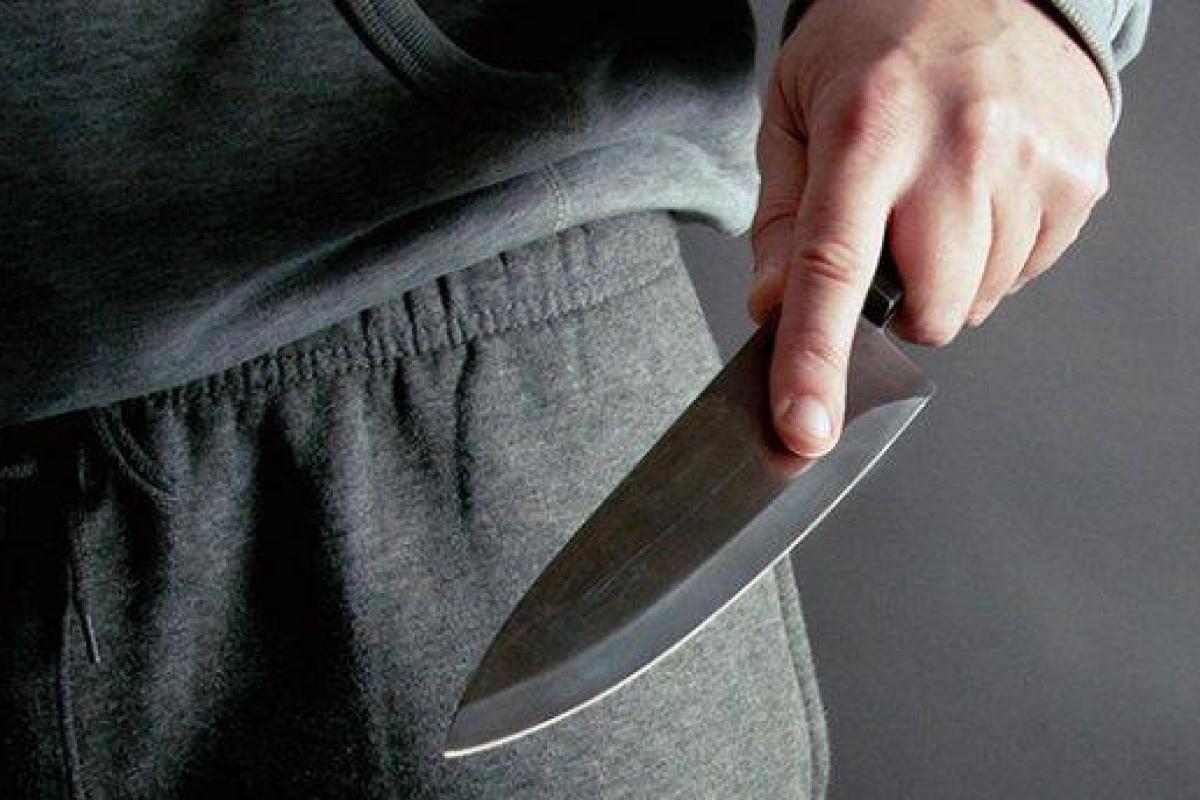 Житель Херсона ранил ножом пятерых соседей и ребенка Житель Херсона ранил ножом пятерых соседей и ребенка