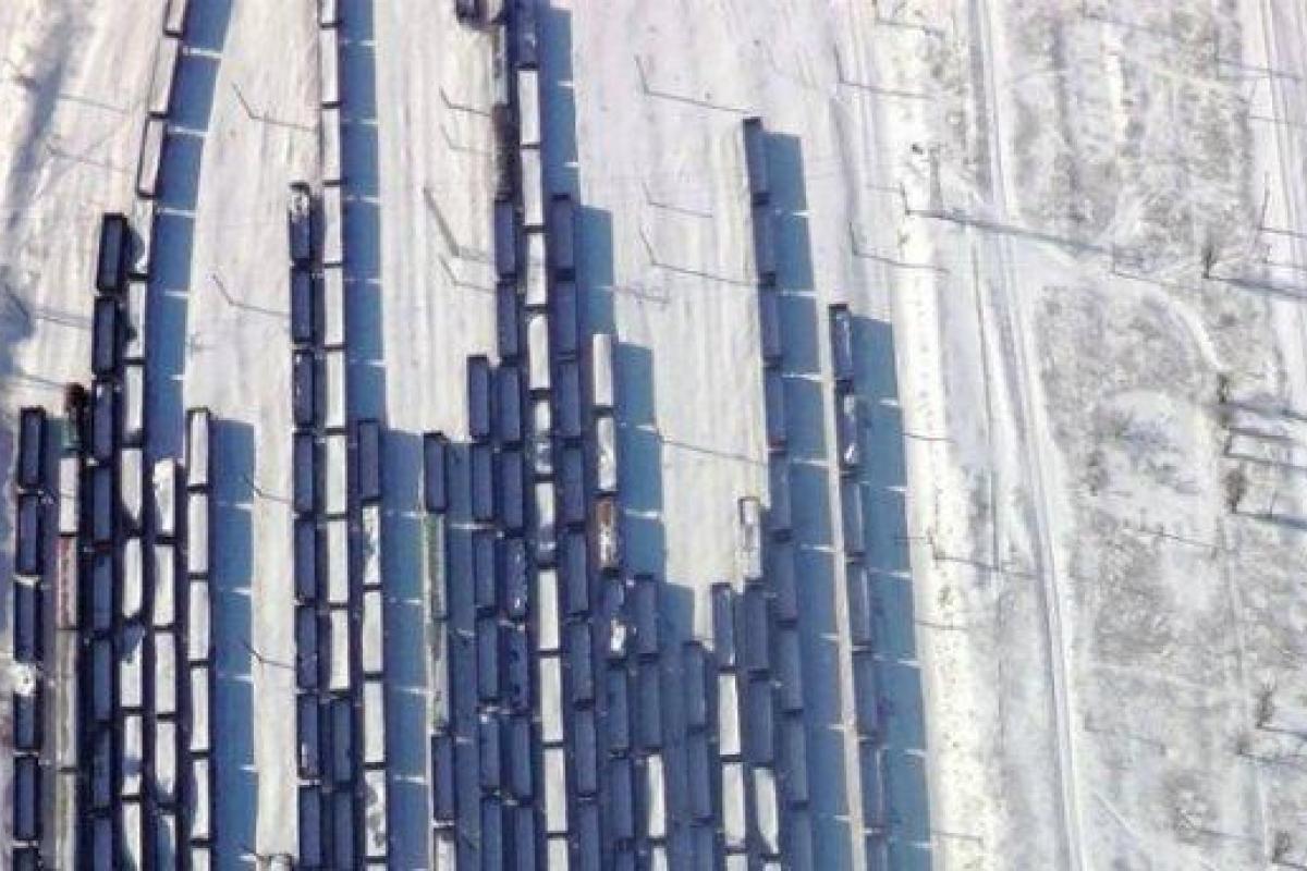 В оккупированном Дебальцево скопились десятки вагонов с антрацитом: опубликовано фото