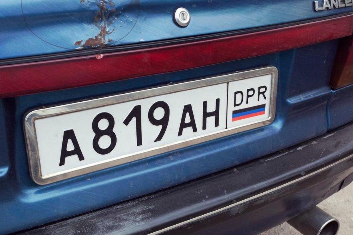 Жителей "ДНР" с "луганскими" автономерами заставляют "растамаживать" машины