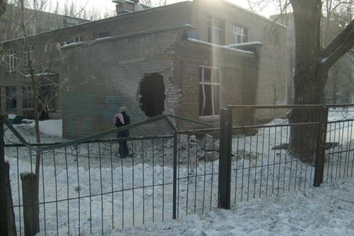 Во время обстрела Донецка снаряд пробил огромную дыру в стене детского сада Во время обстрела Донецка снаряд пробил огромную дыру в стене детского сада