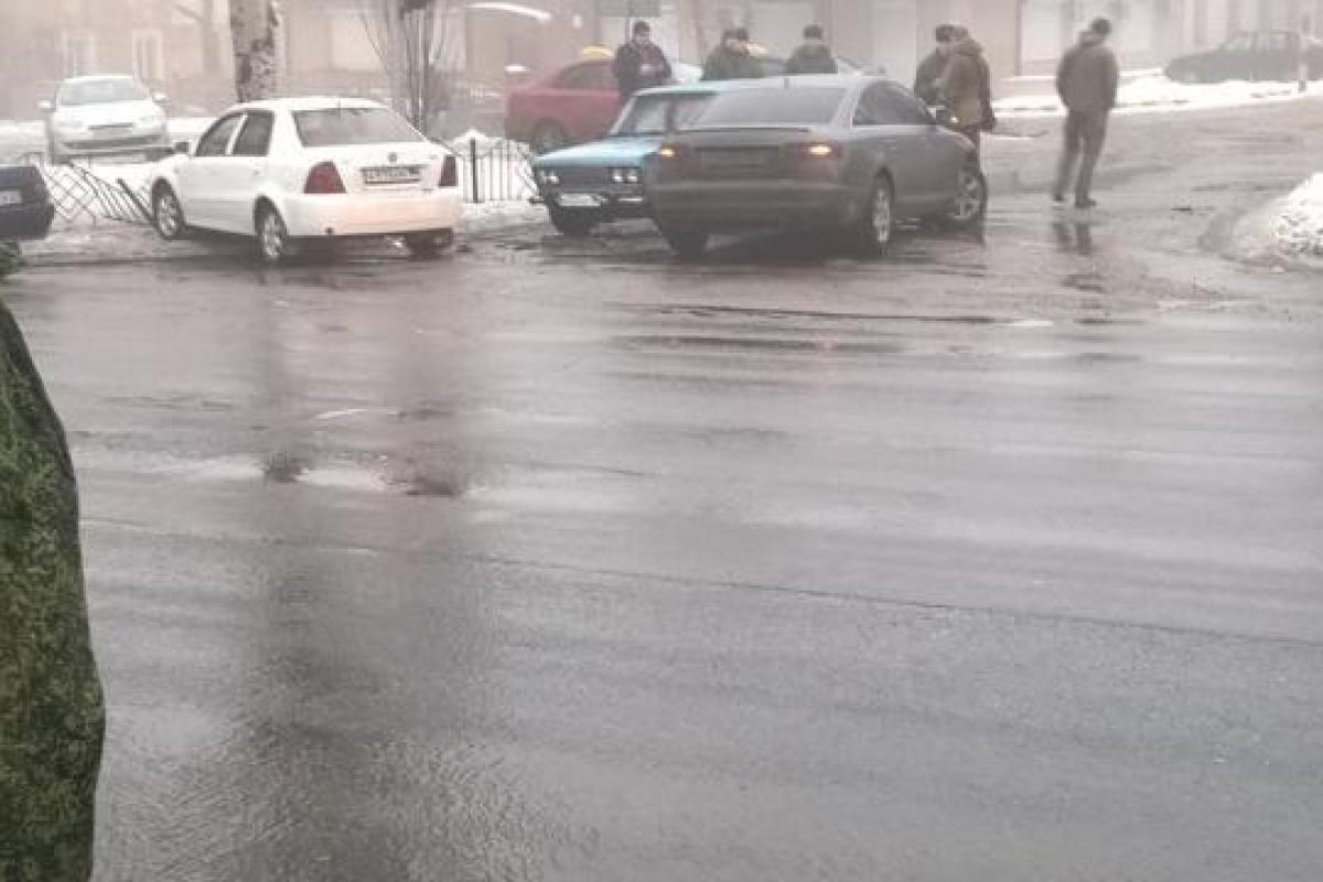 В Макеевке боевики устроили крупное ДТП В Макеевке боевики устроили крупное ДТП