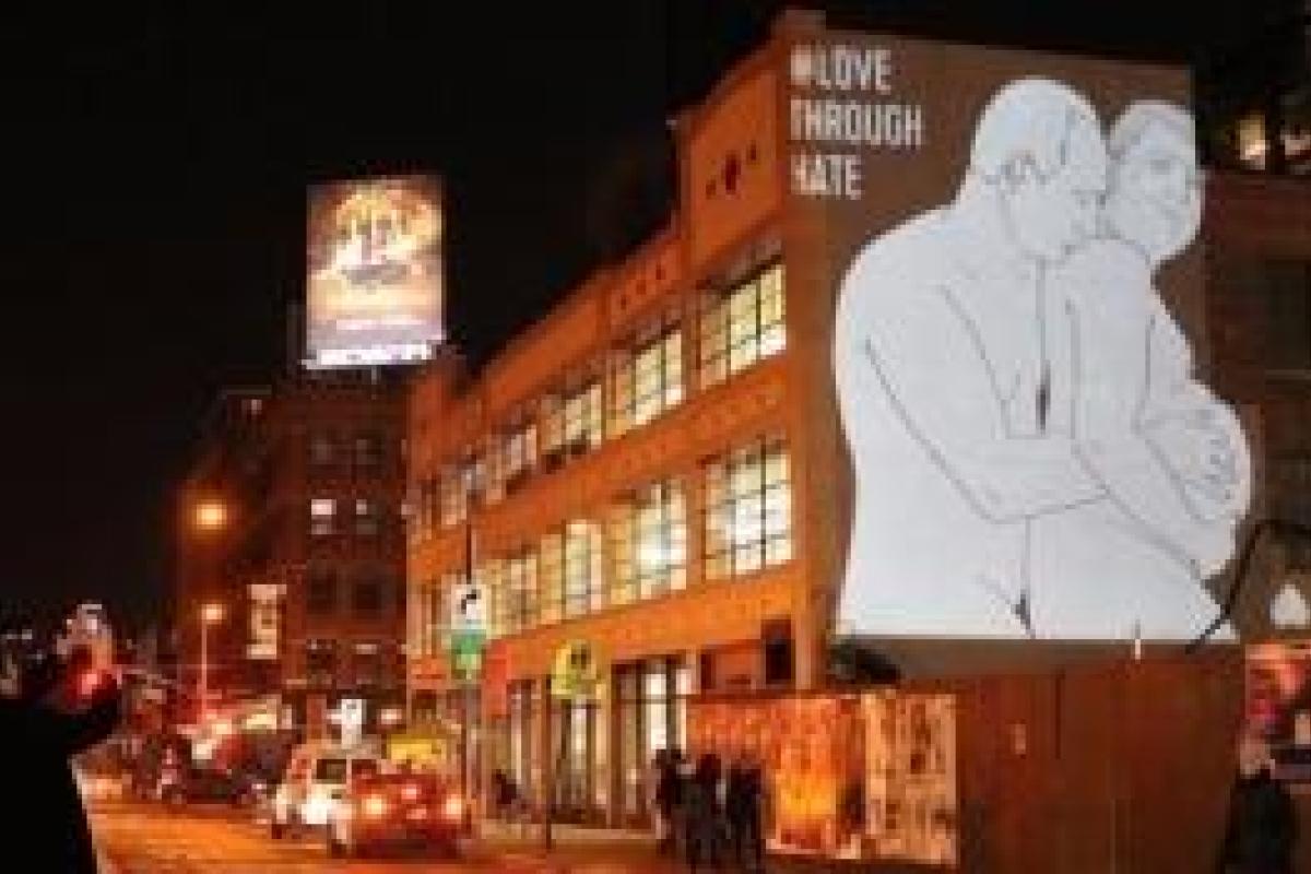 "Беременный" Трамп в объятиях Путина: соцсети взорвало новое фото