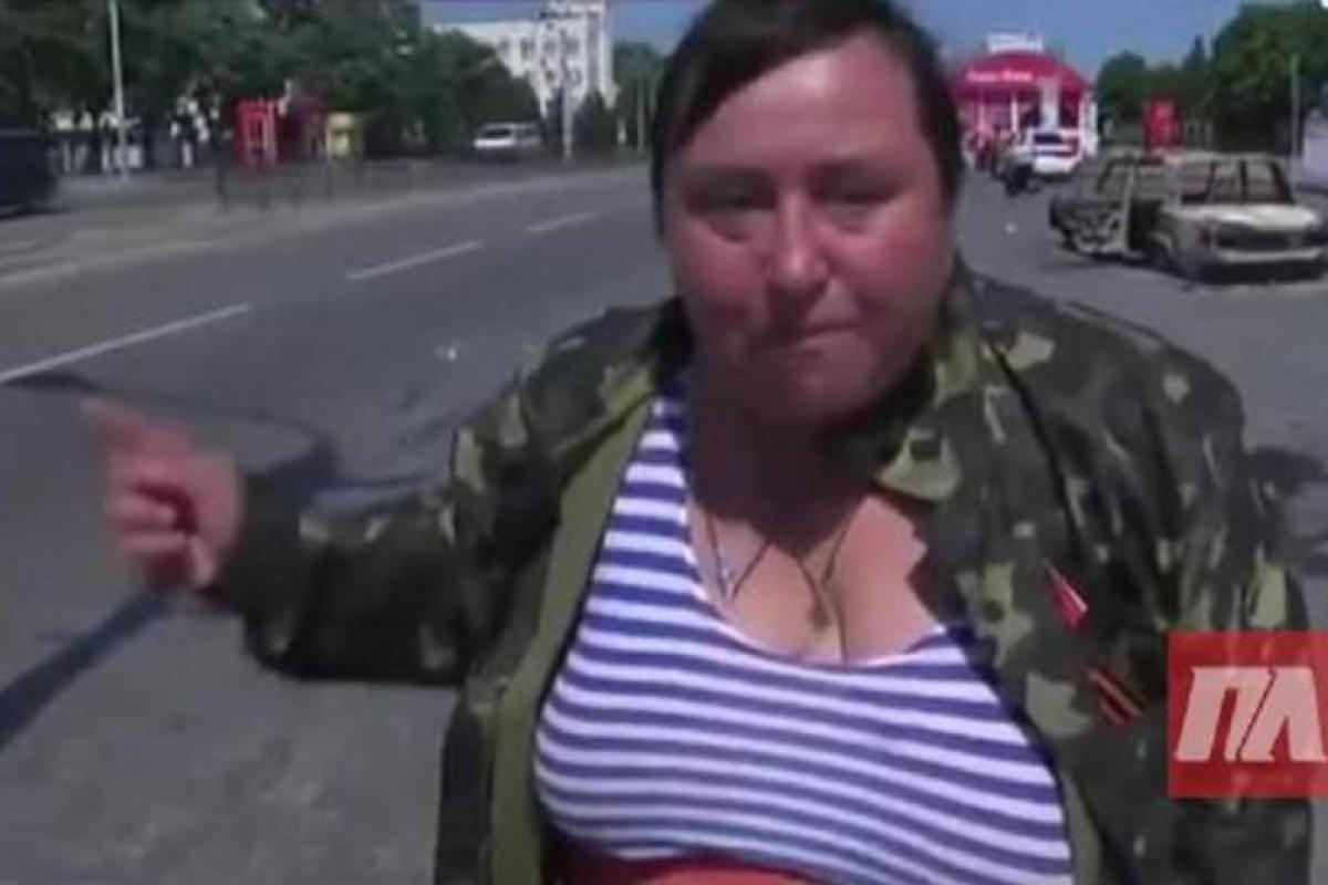 В Донбассе боевиков заставляют брать женщин в свои ряды В Донбассе боевиков заставляют брать женщин в свои ряды