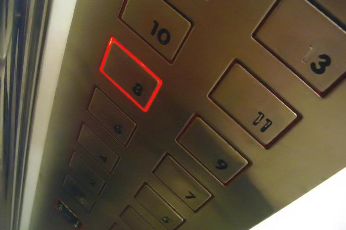 В Одессе произошла страшная трагедия: лифт с женщиной и ребенком сорвался с 12 этажа В Одессе произошла страшная трагедия: лифт с женщиной и ребенком сорвался с 12 этажа