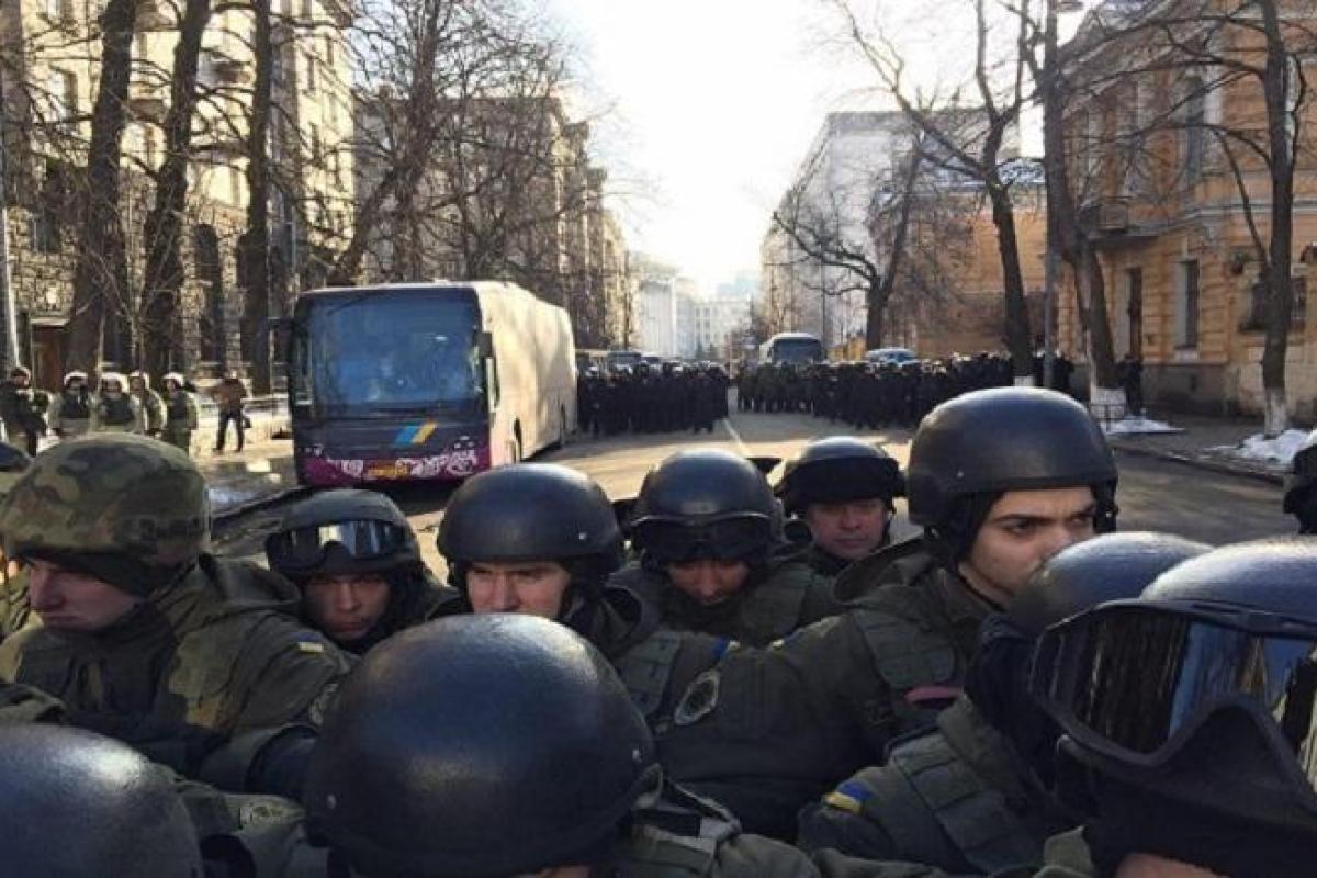 В Киеве произошли первые столкновения между активистами блокады и Нацгвардией - СМИ В Киеве произошли первые столкновения между активистами блокады и Нацгвардией - СМИ