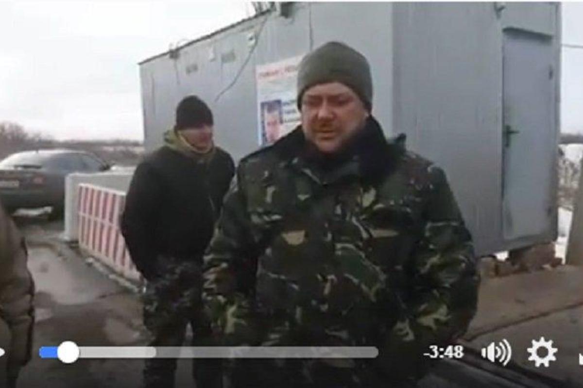 Между блокадниками, нардепом и полицией на блокпосту произошел скандал: в деле замешано оружие