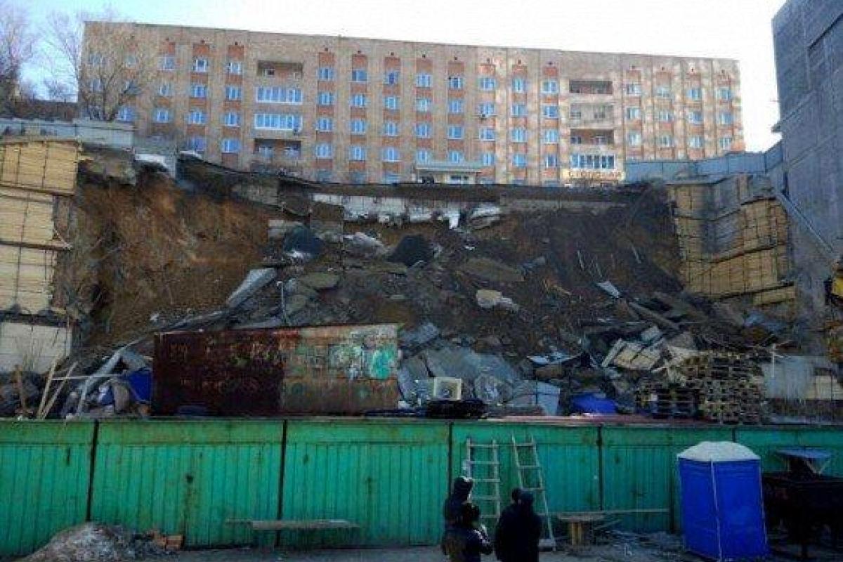В российском Владивостоке рядом со стройкой "небоскреба" под землю провалилась дорога В российском Владивостоке рядом со стройкой "небоскреба" под землю провалилась дорога