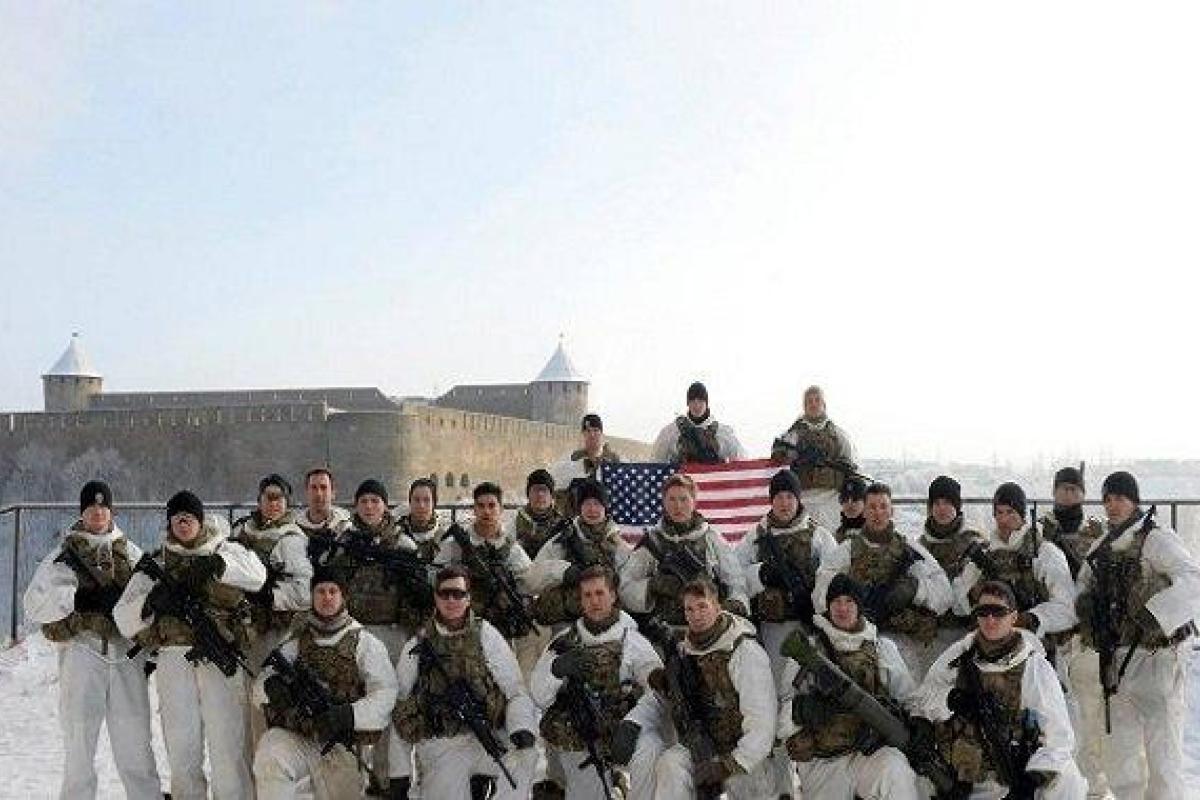 Военные США потроллили россиян снимком с американским флагом в считанных метрах от российской границы Военные США потроллили россиян снимком с американским флагом в считанных метрах от российской границы