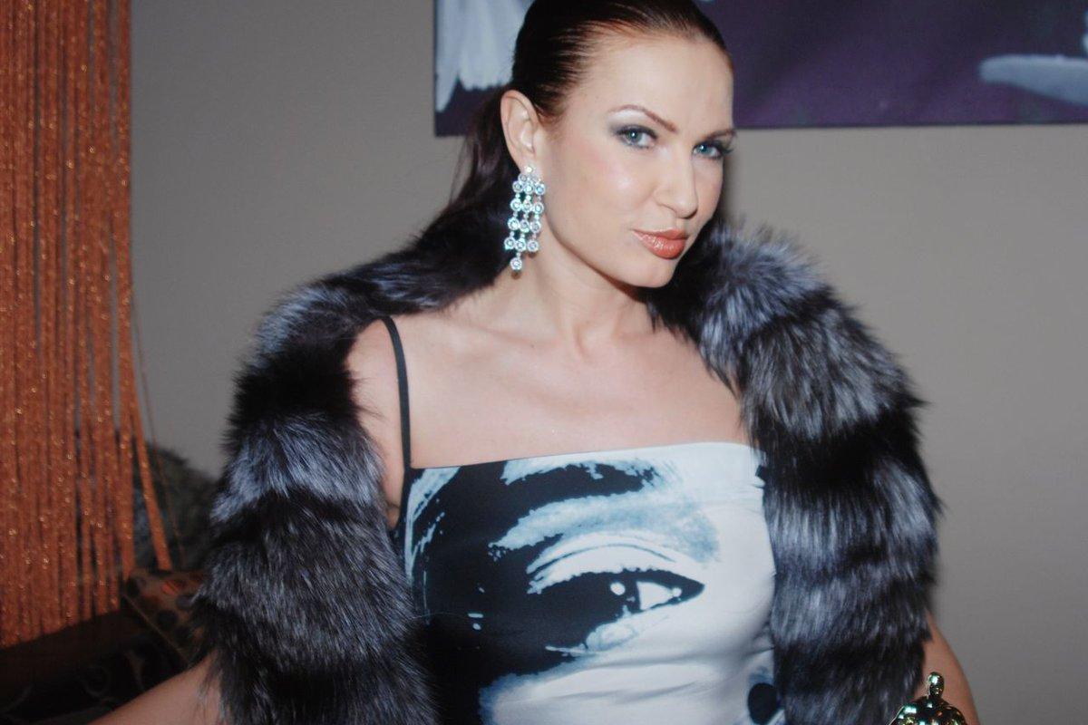 Эвелина Бледанс продемонстрировала новые формы после пластической операции