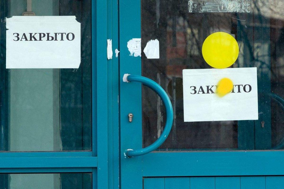 В России рекордными темпами закрываются продуктовые магазины: людям не за что покупать еду