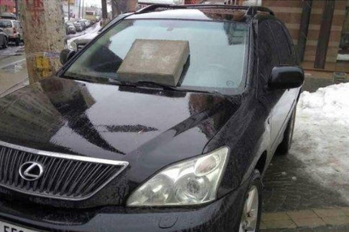 Киевляне оригинально проучили автохама на "Лексусе"  Киевляне оригинально проучили автохама на "Лексусе"