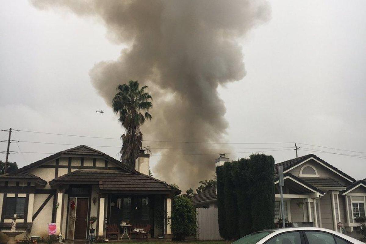 Трагедия в США: самолет упал на жилой дом, есть жертвы Трагедия в США: самолет упал на жилой дом, есть жертвы